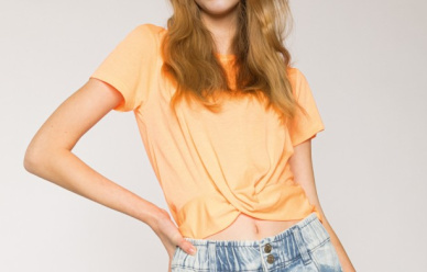 Pomarańczowy t-shirt dla dziewczyny z marszczonym dołem