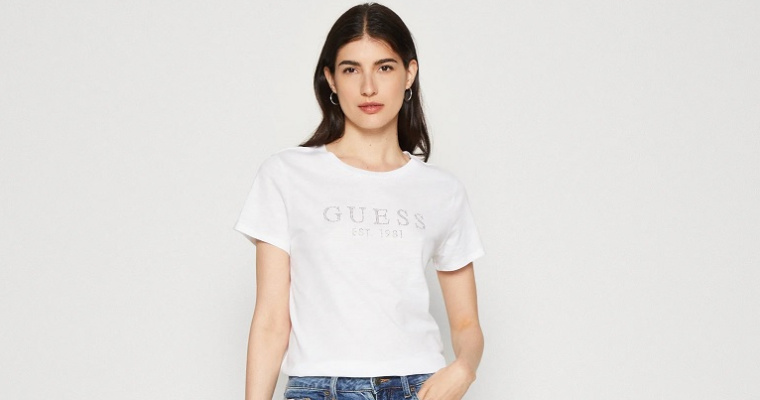 Damski t-shirt z nadrukiem Guess w promocji!
