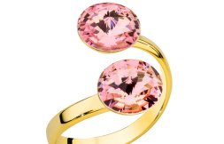 Pozłacany pierścionek z różowymi błyszczącymi cyrkoniami spiralka w promocji!