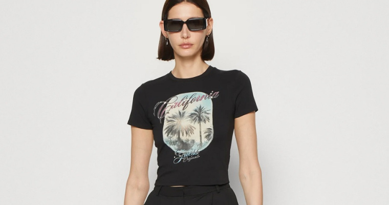 Damski t-shirt z nadrukiem Guess Originals w promocji!