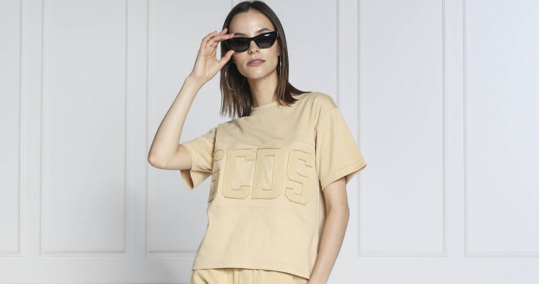 Super cena! T-shirt damski Regular Fit GCDS - Oferta promocyjna!