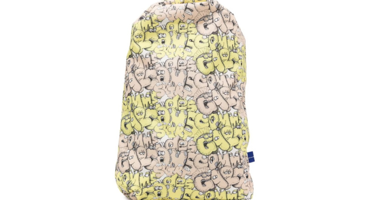 Żółty plecak z nadrukiem Logo KAWS, Comme des Garcons w promocji!
