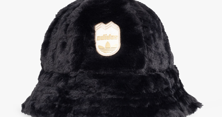 Czarny kapelusz ADIDAS Originals, linia ‘End Plastic Waste’ w promocji!
