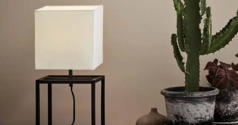 Lampa stołowa Cube Markslöjd - promocja! Idealne oświetlenie do Twojego wnętrza!