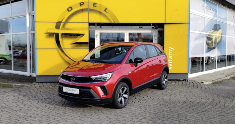 Czerwony Opel Crossland w promocji